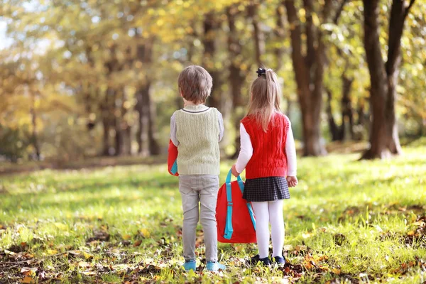 Des Enfants Avec Des Serviettes Pour Une Promenade Dans Parc — Photo