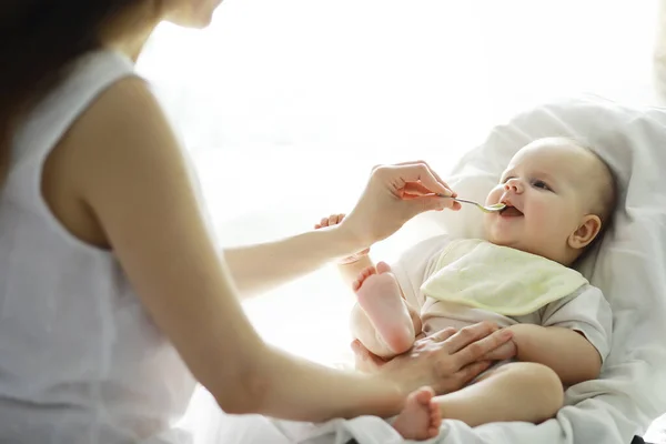 Concepto Maternidad Una Joven Madre Alimenta Pequeño Bebé Primer Señuelo —  Fotos de Stock