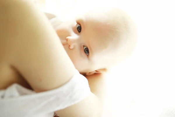 Mutterschaftskonzept Eine Junge Mutter Füttert Ihr Kleines Baby Zuerst Locken — Stockfoto