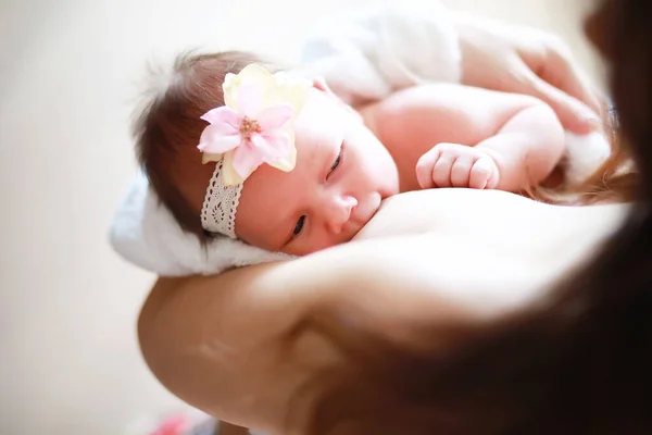 新生児は母親の腕の中にある ヨーロッパの外観の美しい赤ちゃんは眠っています — ストック写真