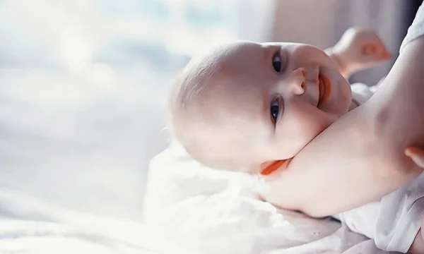 Concetto Maternità Una Giovane Madre Nutre Suo Bambino Prima Esca — Foto Stock