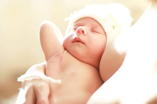 Yeni Doğmuş Bir Bebek Annesinin Kollarında Yatıyor Avrupa Görünümlü Güzel — Stok fotoğraf