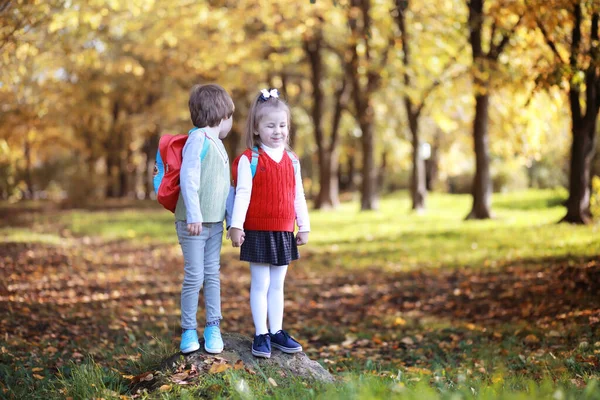 Kinder Mit Aktentaschen Für Einen Spaziergang Park Schulpause Der Beginn — Stockfoto