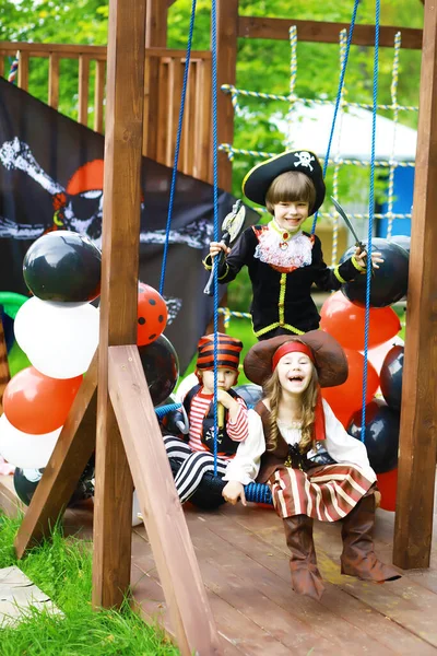 Impreza Dla Dzieci Stylu Piratów Dzieci Kostiumach Piratów Bawią Się — Zdjęcie stockowe