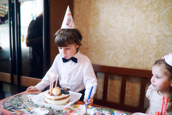 Crianças Festa Bonés Celebrando Aniversário Com Bolo Balões Casa — Fotografia de Stock