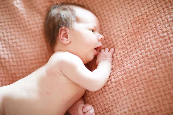 Newborn Baby Lies Her Mother Arms Beautiful Baby European Appearance — Stock Photo, Image