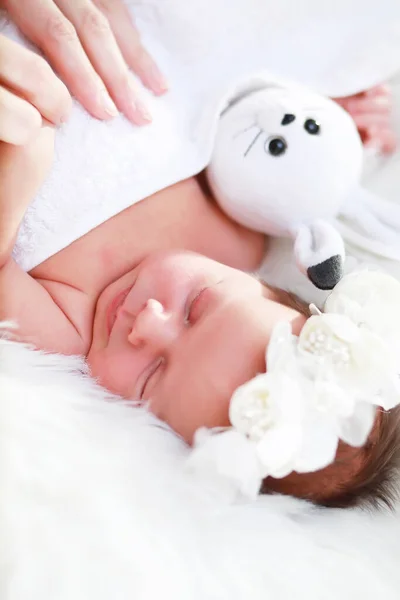 Новонароджене Немовля Лежить Руках Матері Прекрасне Дитя Європейської Зовнішності Спить — стокове фото