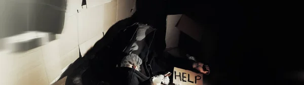 Bezdomny Brodaty Mężczyzna Siedzi Pudłach Ulicy Prosi Pomoc Potrzebujesz Bezdomnego — Zdjęcie stockowe