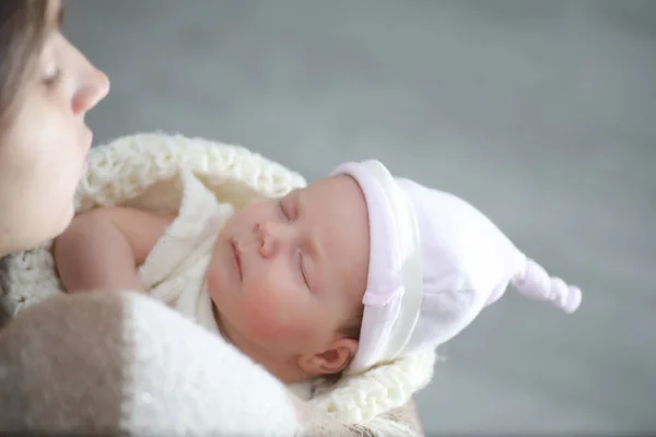 Bébé Nouveau Dormant Enveloppé Dans Blanc Chaud — Photo