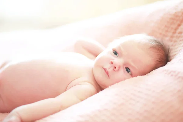 新生児は母親の腕の中にある ヨーロッパの外観の美しい赤ちゃんは眠っています — ストック写真