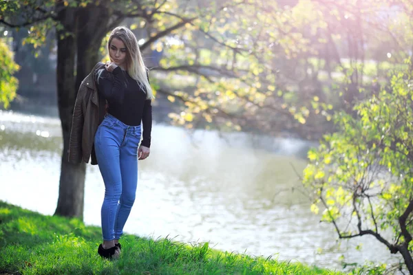 Ung Vacker Flicka För Promenad Sommarpark Löv Faller Stadsparken Början — Stockfoto