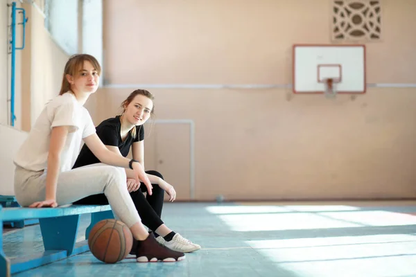 Mädchen Junge Studentin Der Turnhalle Beim Basketballspielen — Stockfoto