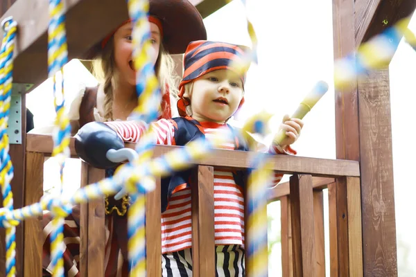 Дитяча Вечірка Піратському Стилі Діти Піратських Костюмах Грають Хеллоуїн — стокове фото