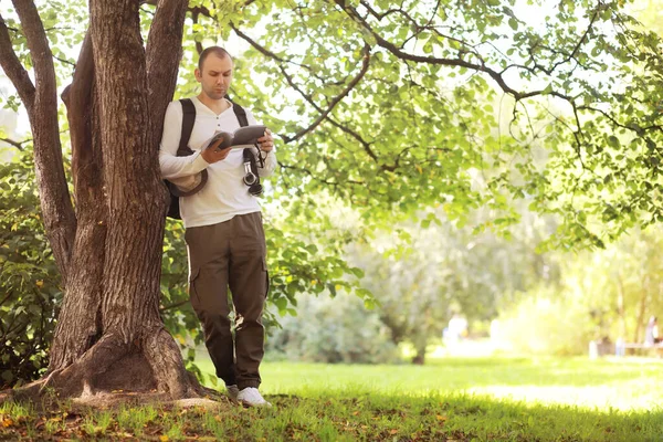 Man Hides Shade Trees Hot Day Lunch Break Rest Middle — Stock Photo, Image