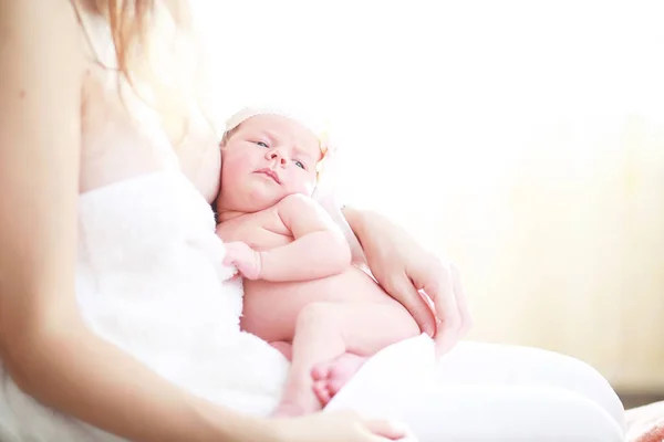 Младенец Лежит Руках Матери Ребенок Европейской Внешности Спит — стоковое фото