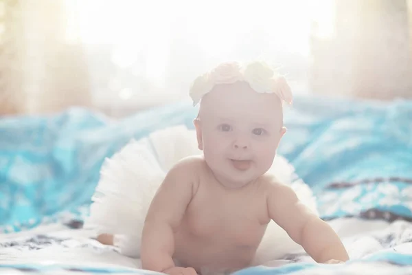 Een Pasgeboren Baby Ligt Een Zacht Bed Emoties Van Kinderen — Stockfoto