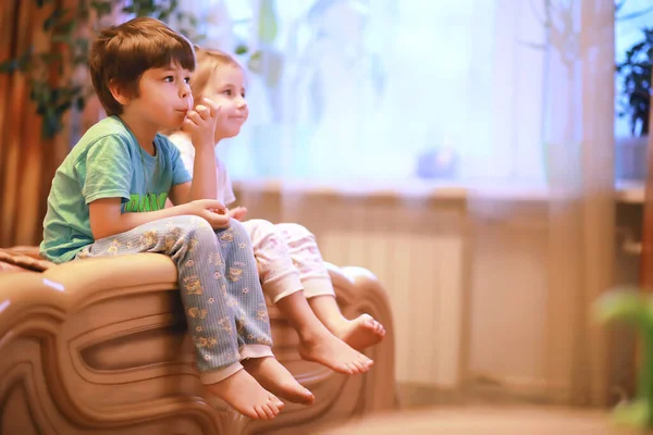 Bambini Giocano Alla Costruzione Seduti Sul Divano Guardano Cartoni Animati — Foto Stock