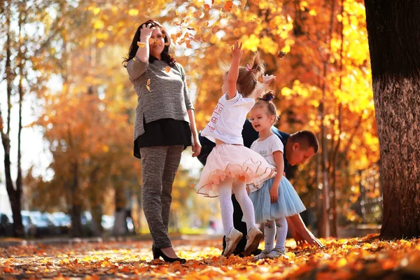 公園の葉が落ちる 秋の公園を散歩する子供たち 家族だ — ストック写真