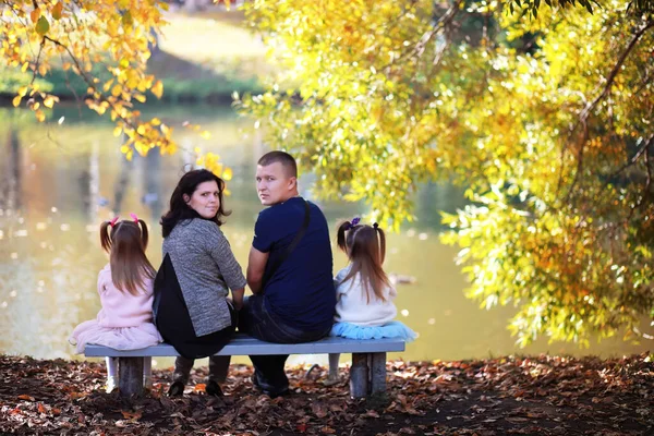 Bladeren Vallen Het Park Kinderen Voor Een Wandeling Het Herfstpark — Stockfoto