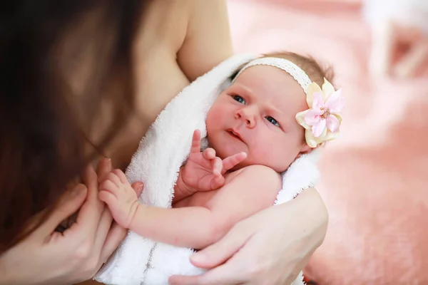 Bebê Recém Nascido Está Nos Braços Sua Mãe Belo Bebê — Fotografia de Stock