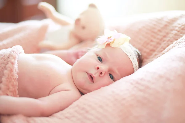 Een Pasgeboren Baby Ligt Armen Van Haar Moeder Mooie Baby — Stockfoto