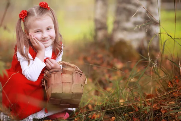 Ein Kleines Mädchen Mit Rotem Hut Und Kleidern Geht Durch — Stockfoto