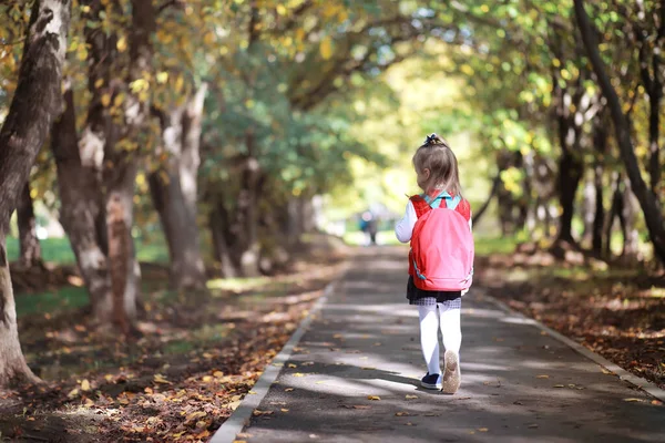 Barn Med Portföljer För Promenad Parken Skoluppehåll Början Barnstudierna — Stockfoto