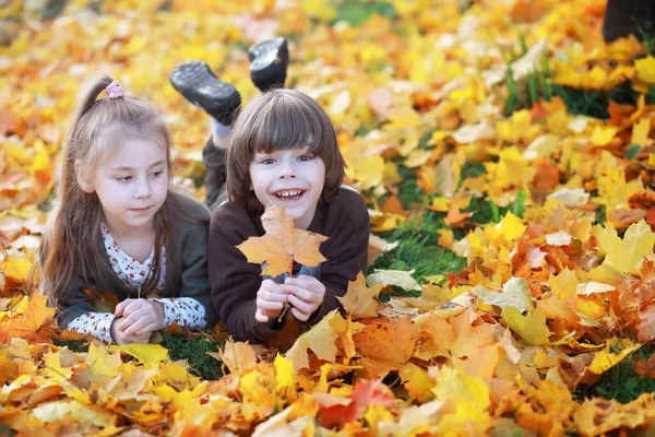 Ung Familj Promenad Höstparken Solig Dag Lycka Att Vara Tillsammans — Stockfoto