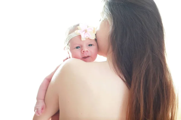 Bebé Recién Nacido Yace Los Brazos Madre Hermoso Bebé Apariencia —  Fotos de Stock