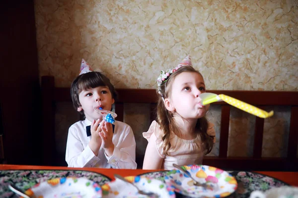 Barn Festa Mössor Firar Födelsedag Med Tårta Och Ballonger Hemma — Stockfoto