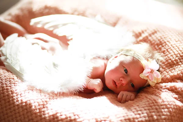 Newborn Baby Lies Her Mother Arms Beautiful Baby European Appearance — Stock Photo, Image