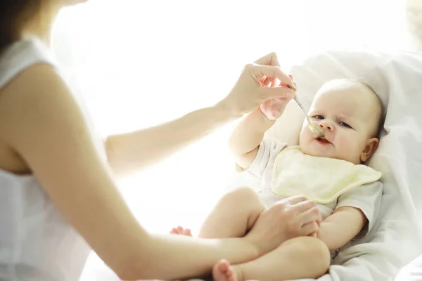 Moderskapsbegreppet Ung Mor Matar Sitt Barn Första Lockelsen Och Amning — Stockfoto