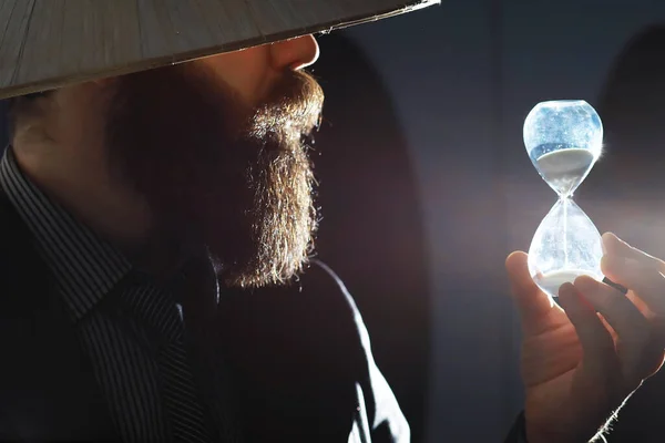 Een Man Met Een Baard Een Pak Houdt Een Voorwerp — Stockfoto