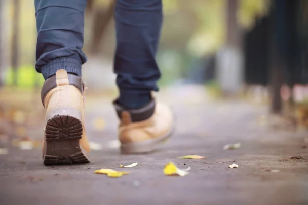 Herfstconcept Voetgangers Voeten Weg Herfstbladeren Voet — Stockfoto