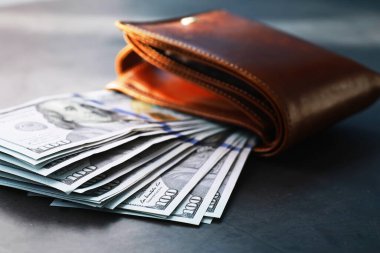 Nakit para büyük bir yığının içinde finans geçmişi olarak. Kağıt paralar kapansın. Üst görünüm