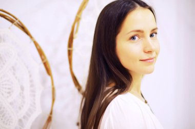 Rahatlamış, dingin, güzel bir kadın, mutlu, sakin bir bayan rüyası rahat bir evde temiz hava soluyor.