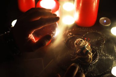 Büyülü bebeklerle, tarot kartlarıyla, kitaplarla, şeytani mumlarla ve cadılık objeleriyle dolu mistik bir hayat. Kehanet ayini.