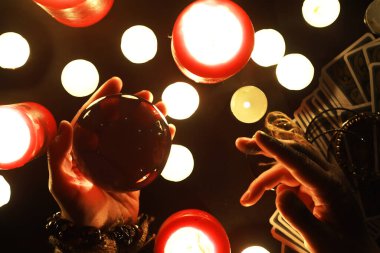 Büyülü bebeklerle, tarot kartlarıyla, kitaplarla, şeytani mumlarla ve cadılık objeleriyle dolu mistik bir hayat. Kehanet ayini.