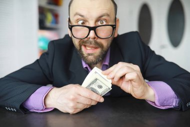 Şaşı sakallı bir adam çerçeveye bakıyor. Göz hastalığı. Tecrübesiz uzman kavramı. Casus komşu..