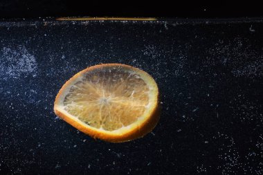 Olgun tatlı portakala su damlaları. Metnin için kopyalama alanı olan yeni Mandarin arkaplanı. Vejetaryen ve vejetaryen kavramı.