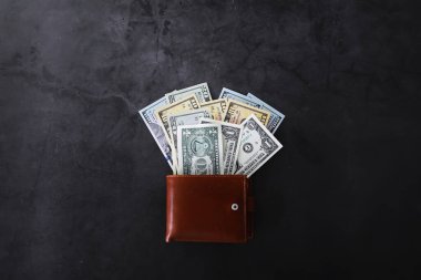 Nakit para büyük bir yığının içinde finans geçmişi olarak. Kağıt paralar kapansın. Üst görünüm