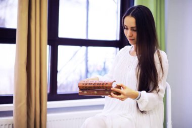 Rahatlamış, dingin, güzel bir kadın, mutlu, sakin bir bayan rüyası rahat bir evde temiz hava soluyor.