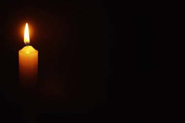 Alevler içindeki bir mumdan yanan mum Wick. Üzüntü ve yalnızlığın sembolü. Başınız sağ olsun. Yanan mum. Din.
