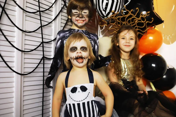 Šťastná Rodina Dětmi Kostýmech Make Oslavu Hallowee — Stock fotografie