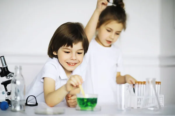 Duas Crianças Bonitas Aula Química Fazendo Experimentos Isolados Backgroun Branco — Fotografia de Stock