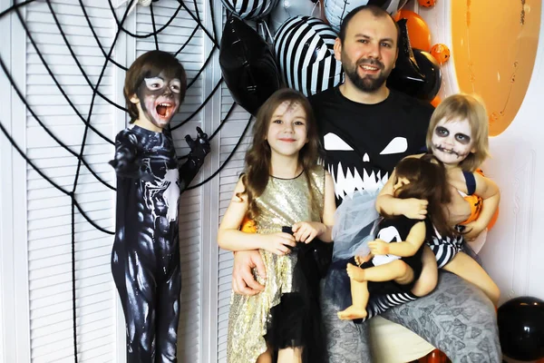 Familia Feliz Con Los Niños Trajes Maquillaje Celebración Hallowee —  Fotos de Stock