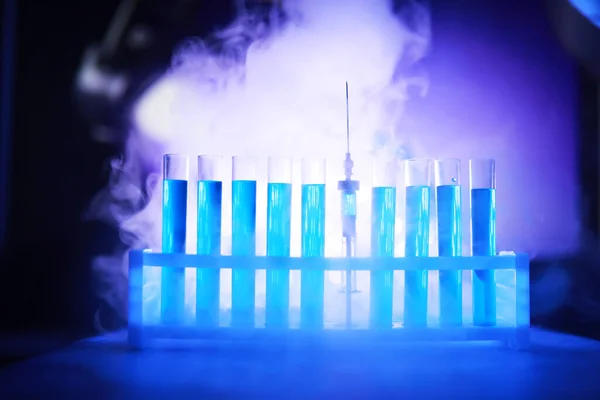 새로운 용액인 블루가 범람하는 유리관은 제조를 버전의 반응을 — 스톡 사진