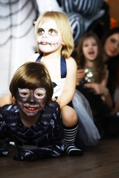 Familia Feliz Con Los Niños Trajes Maquillaje Celebración Hallowee —  Fotos de Stock