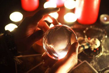 Büyülü bebeklerle, tarot kartlarıyla, kitaplarla, şeytani mumlarla ve cadılık objeleriyle dolu mistik bir hayat. Kehanet ayini.