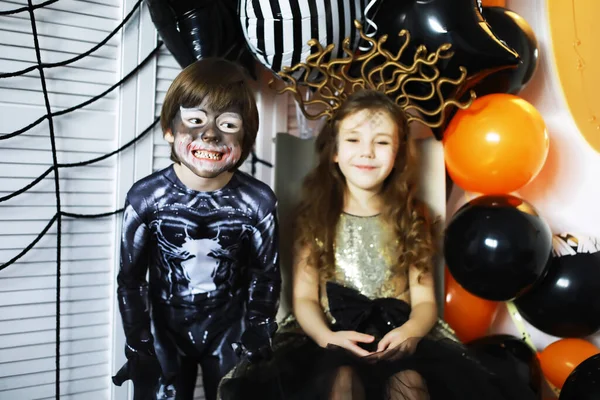 Familia Feliz Con Los Niños Trajes Maquillaje Celebración Hallowee — Foto de Stock